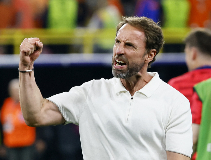 FA đang thuyết phục HLV Southgate dẫn dắt tuyển Anh ở World Cup 2026 - Ảnh: REUTERS