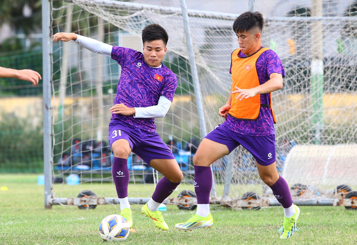 U19 Việt Nam tập vào chiều 12-7 - Ảnh: QUANG THỊNH