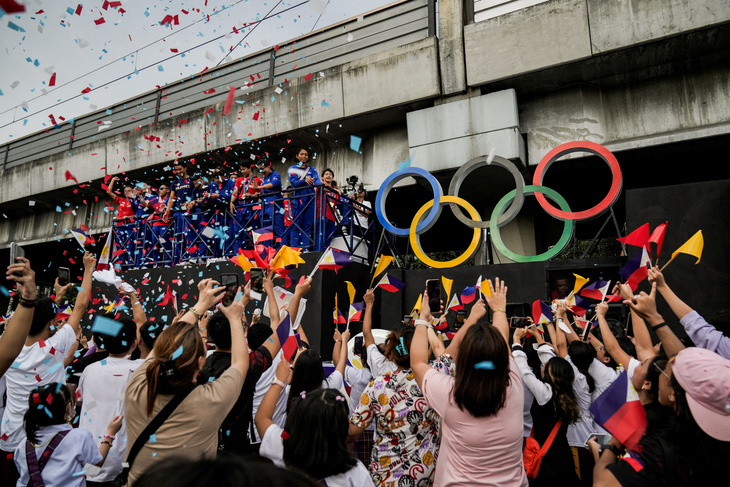 Hàng ngàn người Philippines đổ ra đường đón người hùng Olympic Carlos Yulo- Ảnh 1., 123b, trang chủ 123b