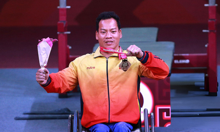 Lực sĩ Lê Văn Công cầm cờ cho đoàn Paralympic Việt Nam - Ảnh 1., 123b, trang chủ 123b