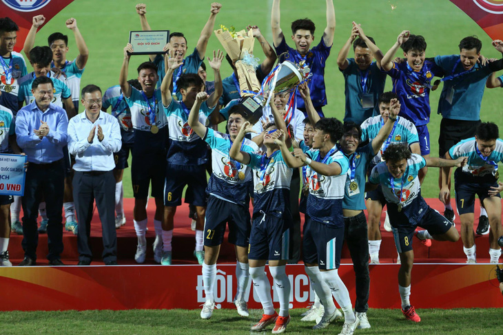 U21 LPBank Hoàng Anh Gia Lai ăn mừng với cúp vô địch - Ảnh: HAGL FC, 123b, trang chủ 123b